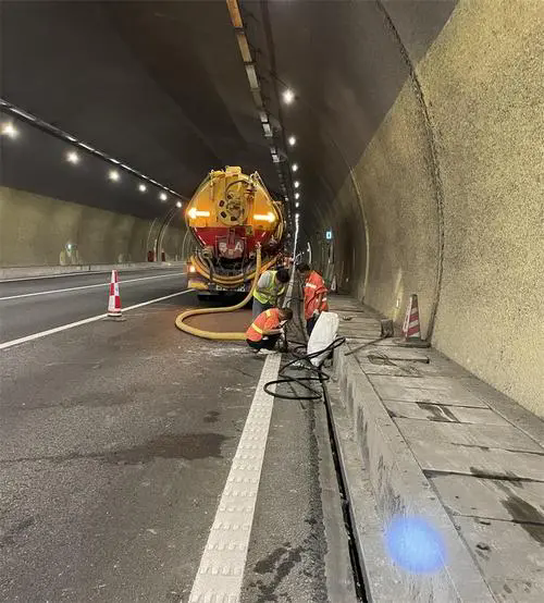 黔江隧道排水渠清淤